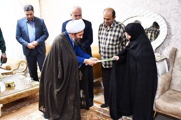 تصاویر/ دیدار امام جمعه شهرستان خوی با خانواده شهدا