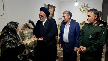 تداوم دیدارهای هفتگی امام جمعه سلماس با خانواده شهدا+ تصاویر