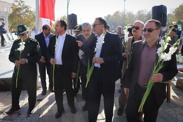 تصاویر/ گلباران قبور مطهر شهدای اراک به مناسبت آغاز هفته فرهنگی اراک