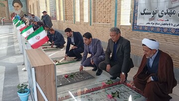 تصاویر/ گل‌افشانی قبور مطهر شهدا در شهر ماهان