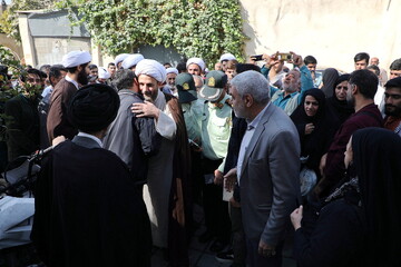 استقبال مردم از روحانی مضروب در امامزاده یحیی (ع) تهران