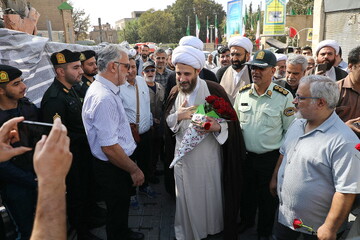 تصاویر/  استقبال مردم از حجت الاسلام مهدوی دانا، روحانی مضروب در امامزاده یحیی (ع) تهران