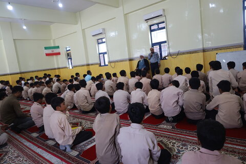 حضور اعضای شورای حوزه علمیه استان هرمزگان در مدارس شهر سندرک
