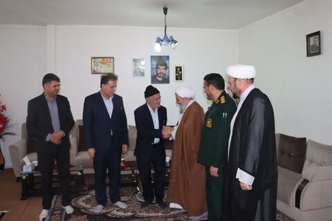 تصاویر/ دیدار و تجلیل امام جمعه چالدران از خانواده شهید و جانباز ۸ سال دفاع مقدس