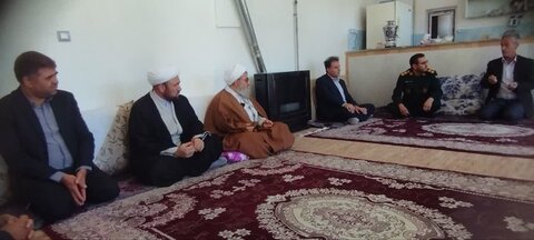 تصاویر/ دیدار و تجلیل امام جمعه چالدران از خانواده شهید و جانباز ۸ سال دفاع مقدس