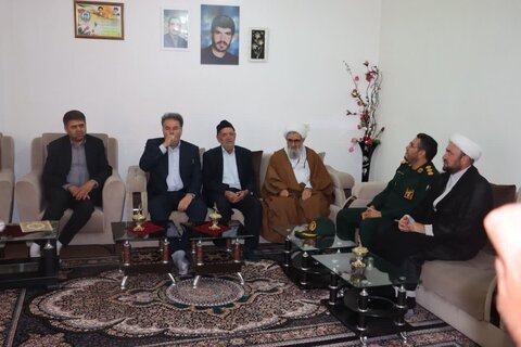 تصاویر/ دیدار و تجلیل امام جمعه چالدران از خانواده شهید و جانباز ۸ سال دفاع مقدس