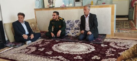 تصاویر/ دیدار و تجلیل امام جمعه چالدران از خانواده شهید و جانباز ۸ سال دفاع مقدس