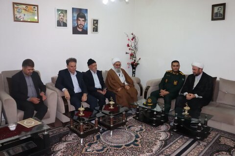 تصاویر/ دیدار و تجلیل امام جمعه چالدران از خانواده شهید و جانباز ۸ سال دفاع مقدس