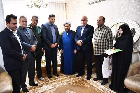 تصاویر/ دیدار امام جمعه شهرستان خوی با خانواده شهدا