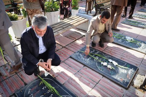 تصاویر/گلباران قبور مطهر شهدای اراک به مناسبت آغاز هفته فرهنگی اراک