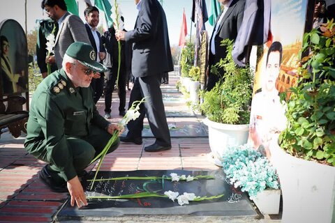 تصاویر/گلباران قبور مطهر شهدای اراک به مناسبت آغاز هفته فرهنگی اراک