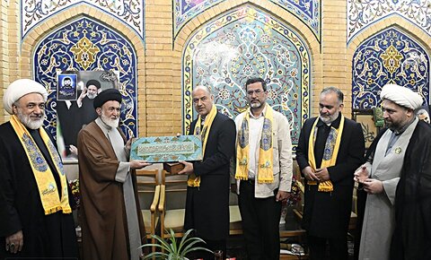 تصاویر/ مراسم تعویض گلدان‌های ضریح حضرت عبدالعظیم حسنی(ع)