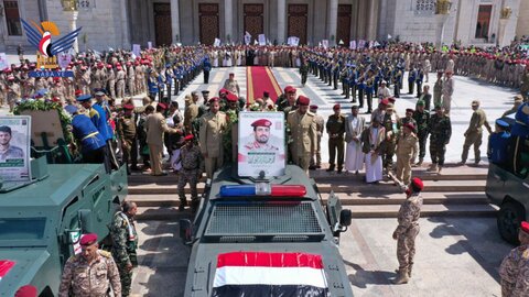 صنعا میں یمنی فوج کے سربراہ کی تشییع جنازہ؛ لاکھوں سوگواروں کی شرکت، اسرائیل اور امریکہ کے خلاف نعرے