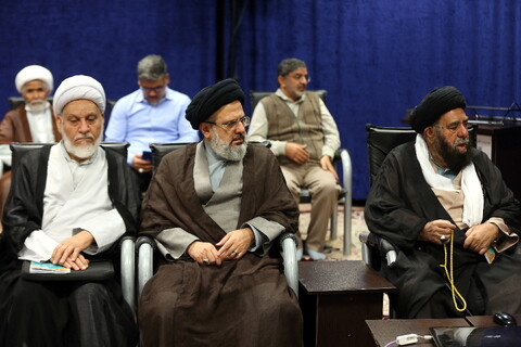 تصاویر/ رونمایی از منشور قرآن کریم به زبان فارسی