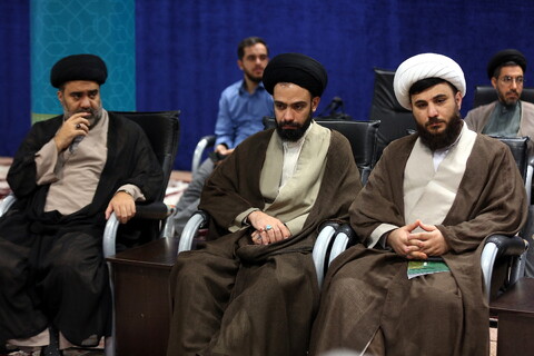 تصاویر/ رونمایی از منشور قرآن کریم به زبان فارسی