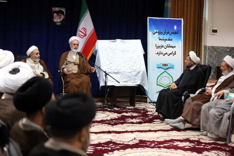 تصاویر/ رونمایی از منشور قرآن کریم به زبان فارسی