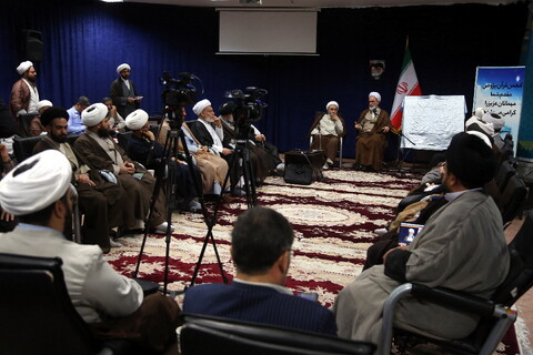 تصاویر/ رونمایی از منشور قرآن کریم به زبان فارسی