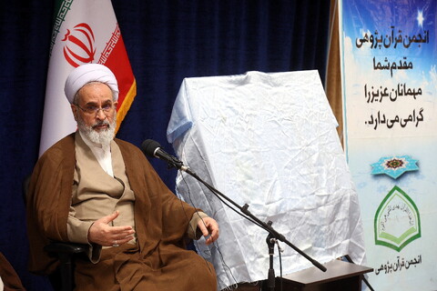 تصاویر/ رونمایی از منشور قرآن کریم به زبان فارسی