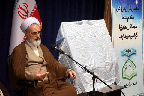 تصاویر/ رونمایی از منشور قرآن کریم به زبان فارسی