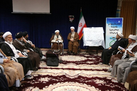 تصاویر/ رونمایی از منشور قرآن کریم به زبان فارسی