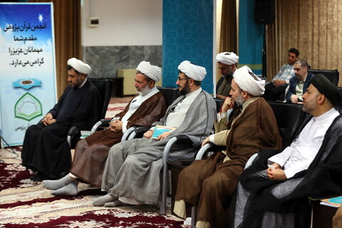 تصاویر/ رونمایی از منشور قرآن کریم به زبان فارسی