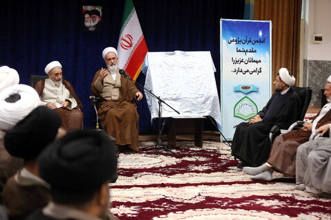 تصاویر/ رونمایی از منشور قرآن کریم به زبان فارسی