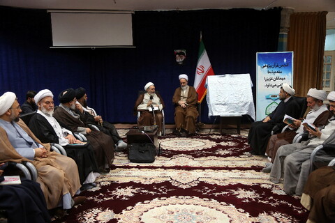 تصاویر/ رونمایی از منشور قرآن کریم به زبان فارسی