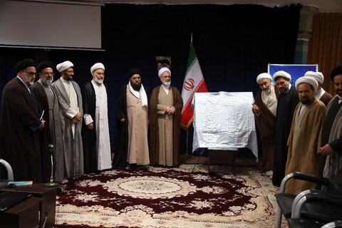 تصاویر/ رونمایی از منشور قرآن کریم به زبان فارسی