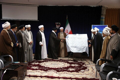 تصاویر/ رونمایی از منشور قرآن کریم به زبان فارسی