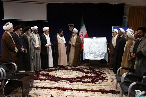 تصاویر/ رونمایی از منشور قرآن کریم به زبان فارسی