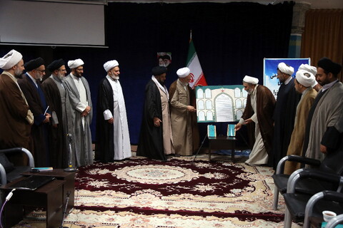 تصاویر/ رونمایی از منشور قرآن کریم به زبان فارسی