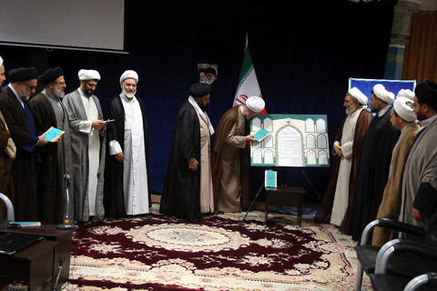 تصاویر/ رونمایی از منشور قرآن کریم به زبان فارسی