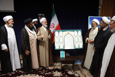 تصاویر/ رونمایی از منشور قرآن کریم به زبان فارسی