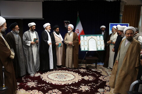 تصاویر/ رونمایی از منشور قرآن کریم به زبان فارسی