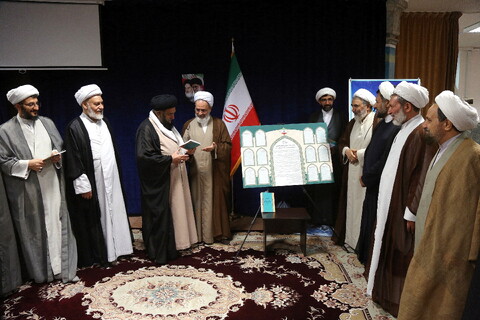 تصاویر/ رونمایی از منشور قرآن کریم به زبان فارسی