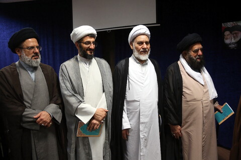 تصاویر/ رونمایی از منشور قرآن کریم به زبان فارسی