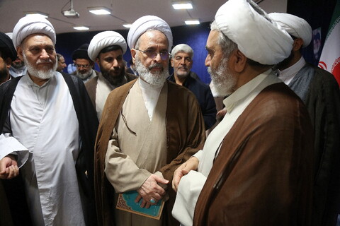 تصاویر/ رونمایی از منشور قرآن کریم به زبان فارسی