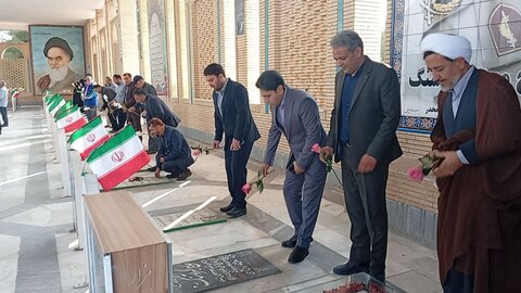 تصاویر/ گل‌افشانی قبور مطهر شهدا در شهر ماهان