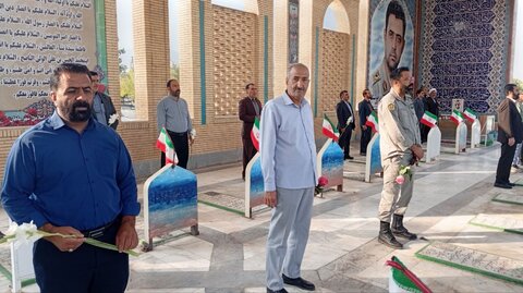 تصاویر/ گل‌افشانی قبور مطهر شهدا در شهر ماهان