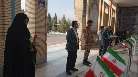 تصاویر/ گل‌افشانی قبور مطهر شهدا در شهر ماهان