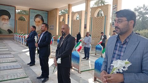 تصاویر/ گل‌افشانی قبور مطهر شهدا در شهر ماهان