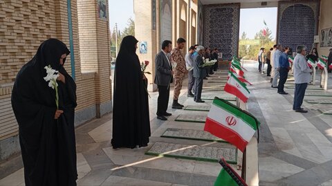 تصاویر/ گل‌افشانی قبور مطهر شهدا در شهر ماهان