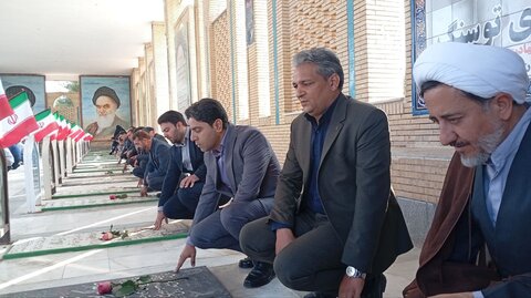 تصاویر/ گل‌افشانی قبور مطهر شهدا در شهر ماهان
