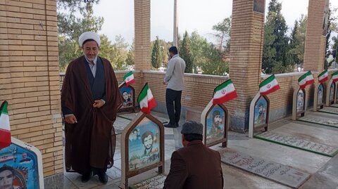 تصاویر/ گل‌افشانی قبور مطهر شهدا در شهر ماهان