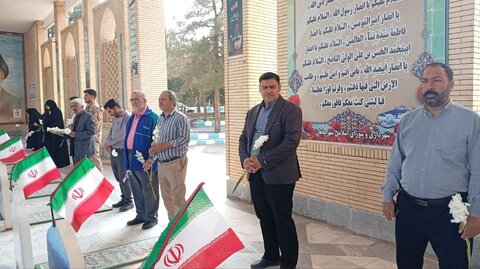 تصاویر/ گل‌افشانی قبور مطهر شهدا در شهر ماهان