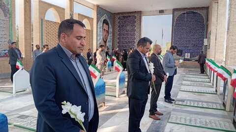 تصاویر/ گل‌افشانی قبور مطهر شهدا در شهر ماهان