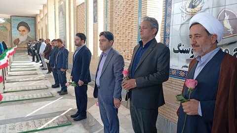 تصاویر/ گل‌افشانی قبور مطهر شهدا در شهر ماهان