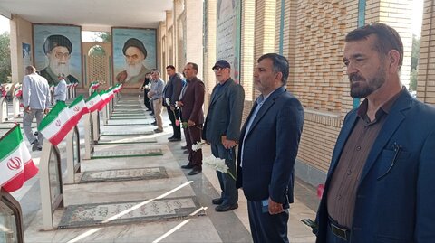 تصاویر/ گل‌افشانی قبور مطهر شهدا در شهر ماهان