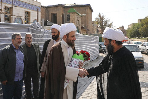 تصاویر/  استقبال مردم از حجت الاسلام مهدوی دانا، روحانی مضروب در امامزاده یحیی (ع) تهران