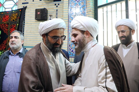 تصاویر/  استقبال مردم از حجت الاسلام مهدوی دانا، روحانی مضروب در امامزاده یحیی (ع) تهران